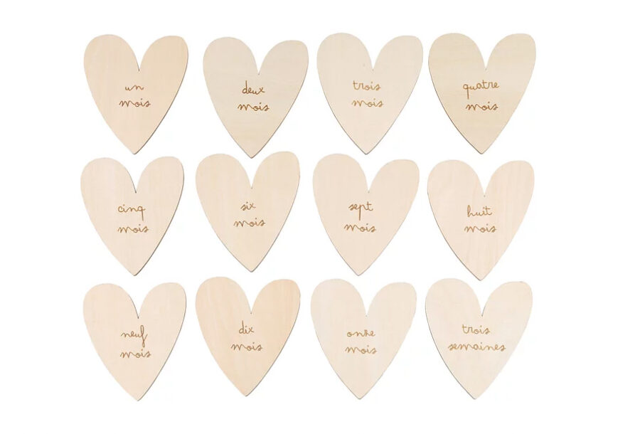 Présentation des cartes étapes en bois en forme de coeur de l'atelier Wagram