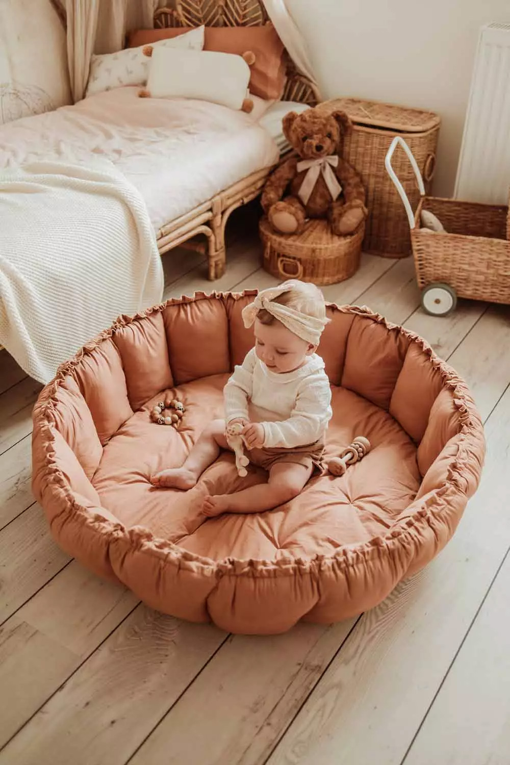 Enfant assis dans le tapis d'éveil aux bords relevés Bloom par Play and Go