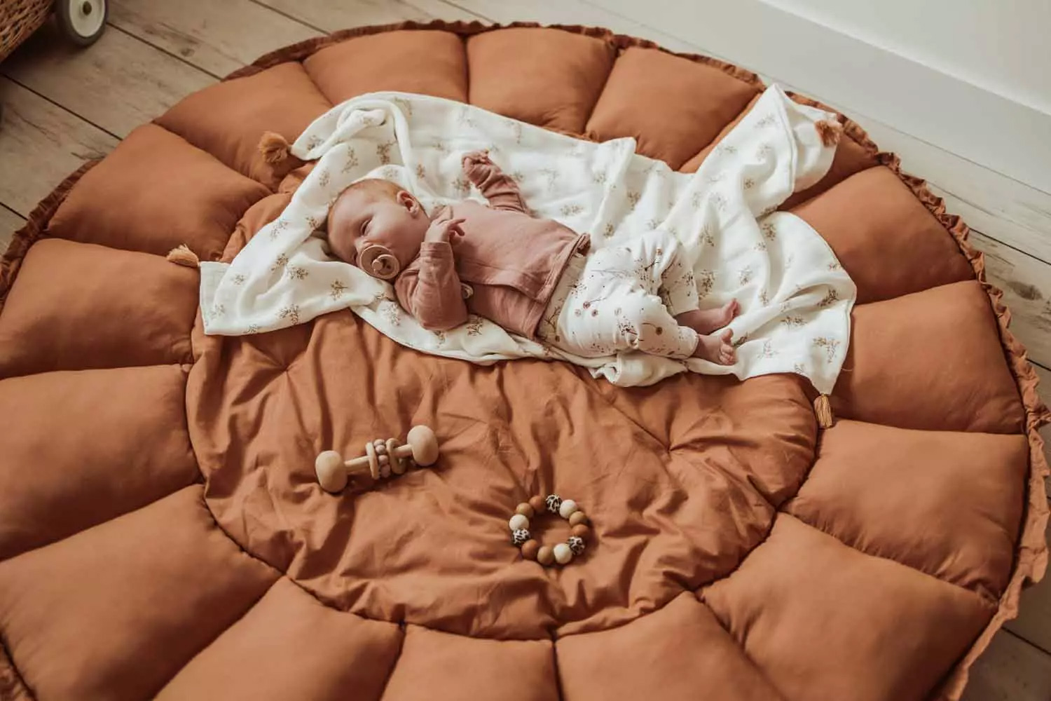Bébé qui dort dans le tapis de jeu Bloom marron