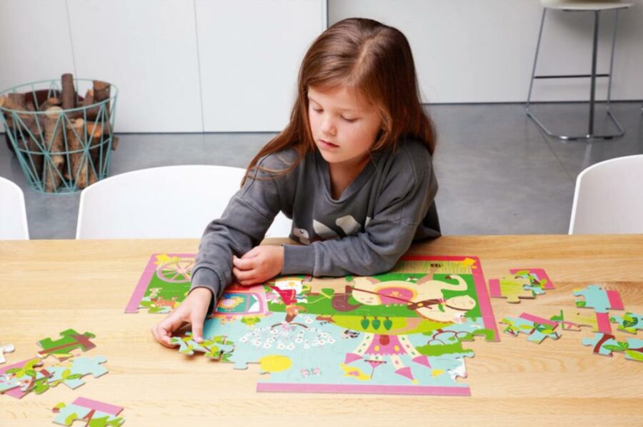 Petite fille qui réalise le puzzle enfant carrosse princesse