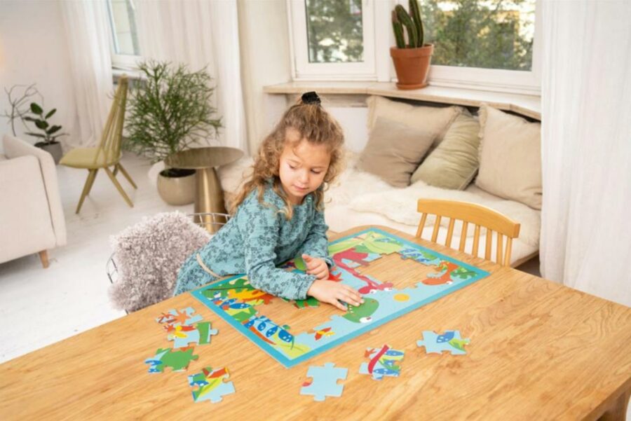 Un enfant qui fait le puzzle Dino 40 pièces