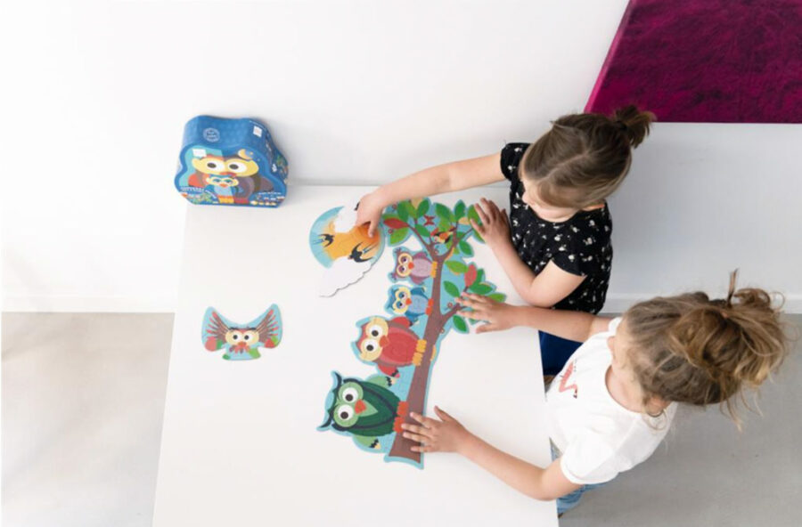 Deux enfants font le puzzle Hibou jour de la marque Scratch