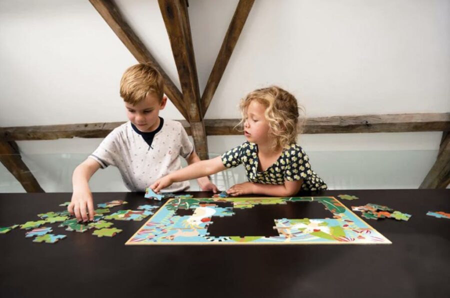 Deux enfants qui font le puzzle jungle 100 pièces